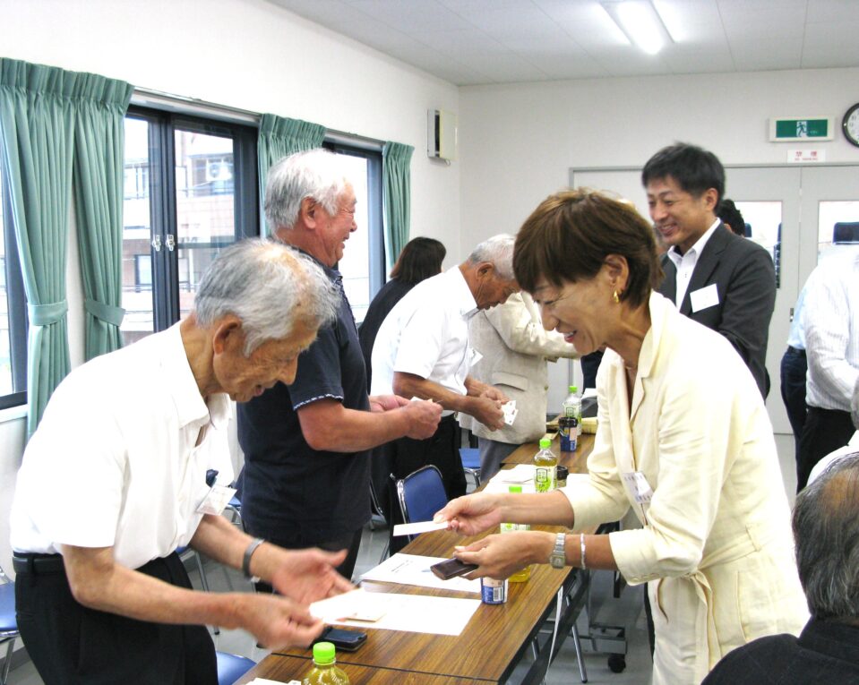 「名刺交換会が行われました」